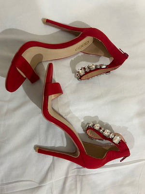 Γόβες κόκκινες καινούργιες, εντυπωσιακές και σικ