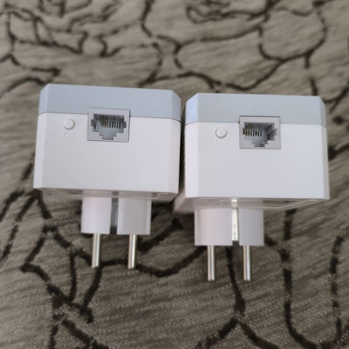 TP-LINK TL-PA4010PKIT v5 Powerline double with passthrough socket and Ethernet port like new