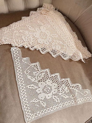 Handmade lace set, like new, 6 pieces plus 1 larger
