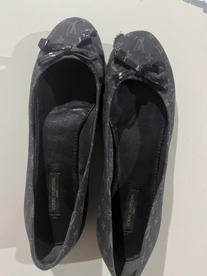 Louis Vuitton μπαλαρίνες 36 μεταχειρισμένες με μικρό σκισιματάκι μπροστά