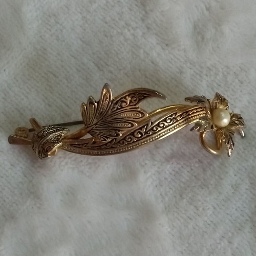 Vintage Spanish brooch with engravings and pearl flower design like new