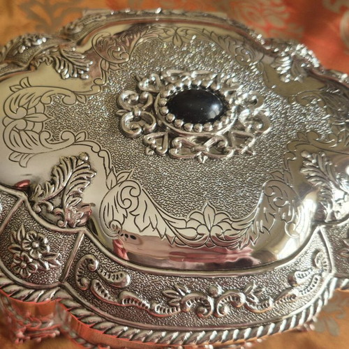 Silver-plated jewelry box oval with embossed designs new