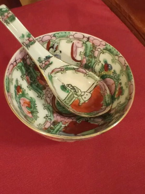 Chinese bowls like new, pair with two spoons