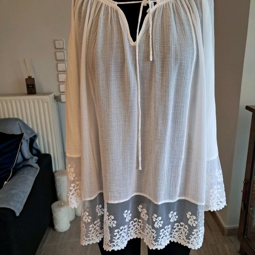 BCBG Maxazria shirt like new, white with unique design