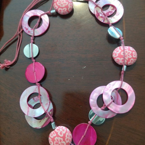 Long pendant necklace like new in pink and fuchsia shades