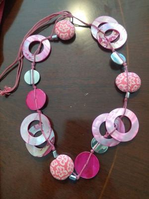 Long pendant necklace like new in pink and fuchsia shades