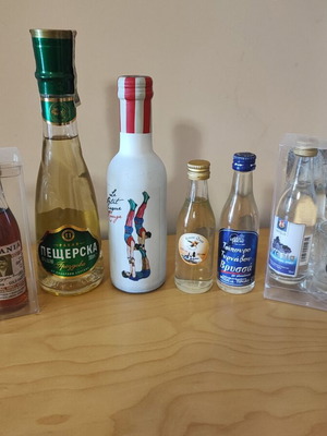 Различни миниатюрни бутилки с алкохол, комплект 8 σφραγισμένα