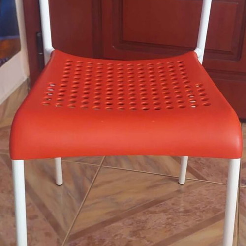 Plastic chairs set of 4, two red and two white