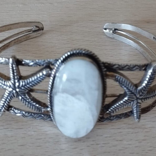 Handmade Indian bracelet with large stone, like new, silver color
