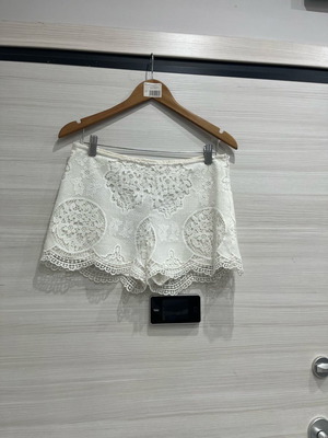 Women's white shorts used, size medium