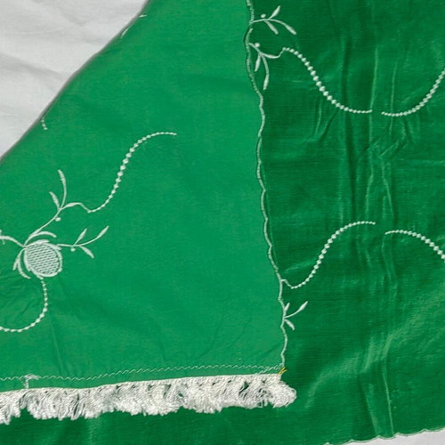 Vintage set of 5 green velvet table linens like new, runner and 4 doilies with Sun design
