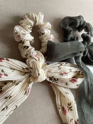 Stradivarius hair ties like new