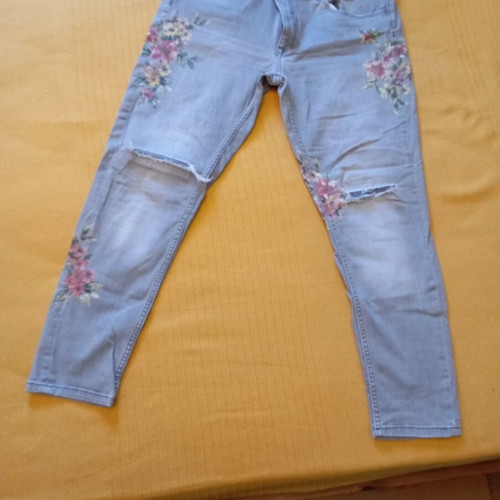 Denim jean Zara like new with floral design, elastic fit
