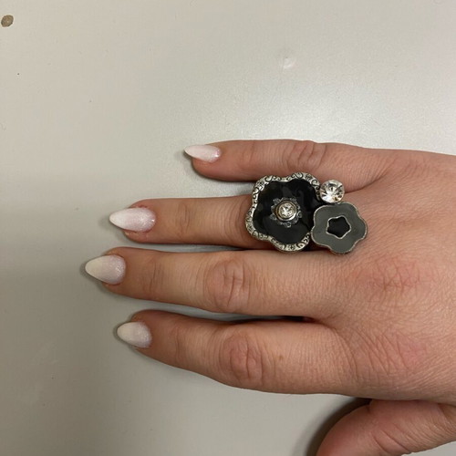 Ring like new with flower design in black and gray colors
