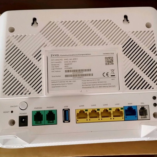 Router for fiber optic use like new, dual band, complete with cables