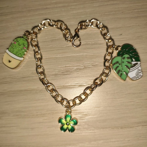 Bracelet new with green shades and gold details