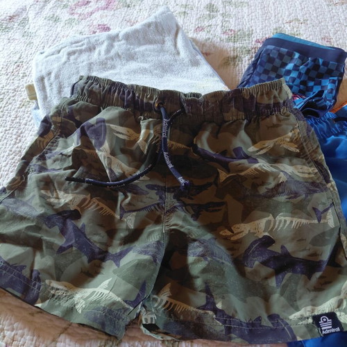 Admiral boys' swimwear set size 6 years like new, 3 swimsuits and poncho