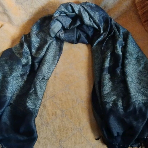 Scarf with fringes like new, green