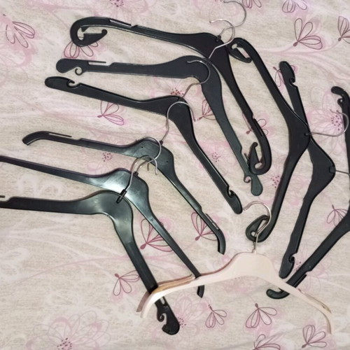 Plastic clothes hangers like new, pack of 10