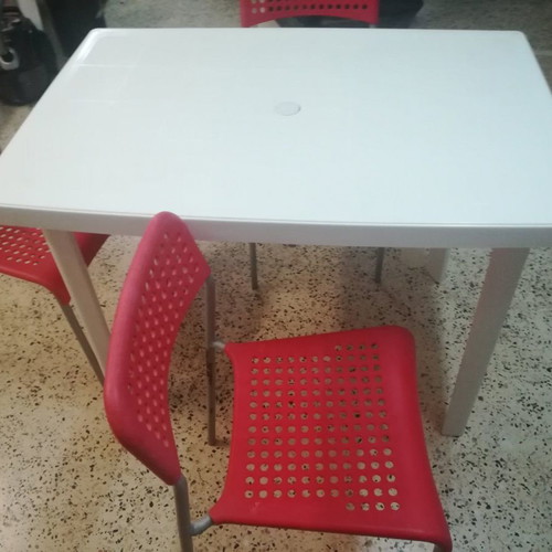 Plastic veranda table used, 100x66x73 cm