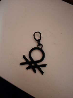 Benetton pendant like new, black
