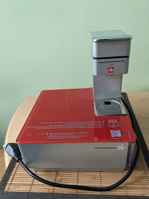 Iperespresso кафе машина ILLY Francis Francis Y1.1 употребявана