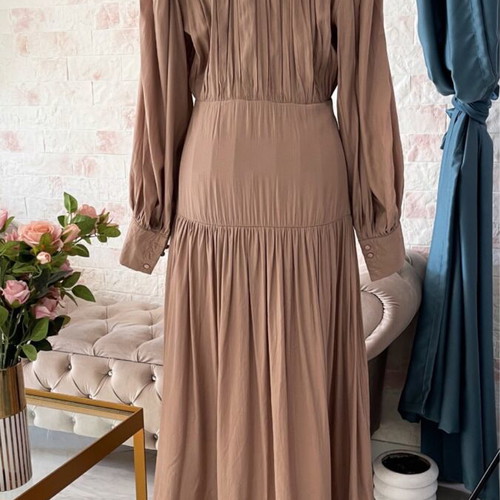 Maxi dress semi-fitted like new with guipure details, lined