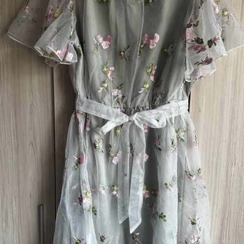 Shein dress like new, light green with pink floral embroidery, size L
