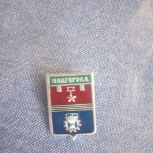 Vintage Soviet pins and small metal pendant set used