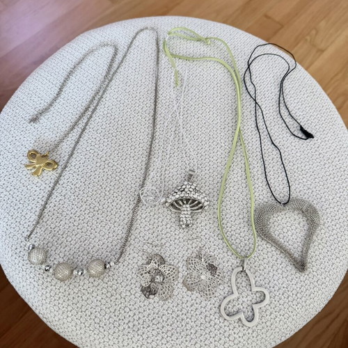 Necklaces and earrings set like new, multicolor, 5 necklaces and 1 pair of earrings