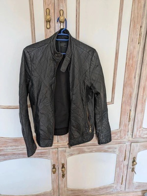 Δερμάτινο καπιτονέ μπουφάν Bershka μεταχειρισμένο, μαύρο, small 36