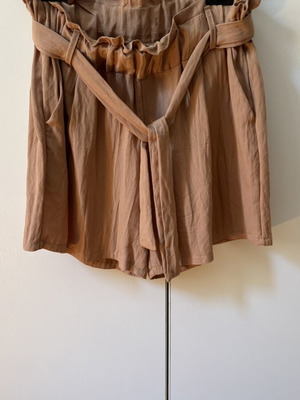 Bermuda shorts size M like new, beige cotton linen