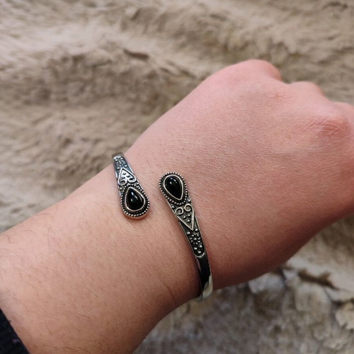 Carved bracelet new, adjustable to various sizes