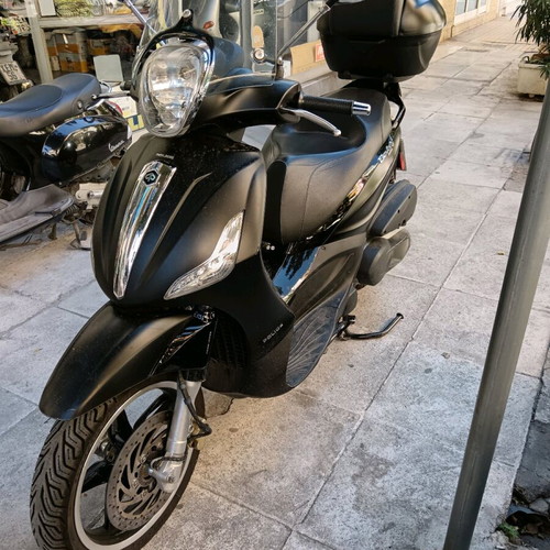Piaggio Beverly 350 Police like new, with original top case and alarm