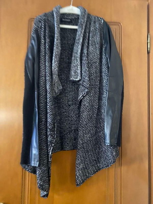 Πλεκτή ζακέτα μεταχειρισμένη με δερματίνη και ύφασμα στα μανίκια, μαύρη, μέγεθος S