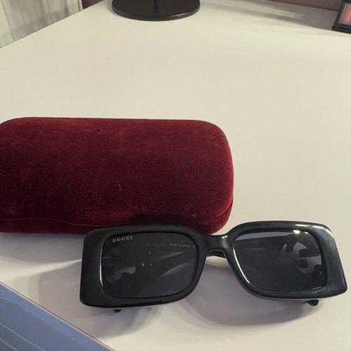 Gucci sunglasses black like new with case and satin dust bag