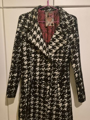 Desigual coat like new, size 40, black and white