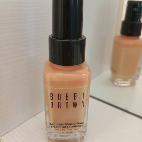 Bobbi Brown Luminous Moisturizing Treatment Foundation like new, shade Warm Beige 3.5, 30ml