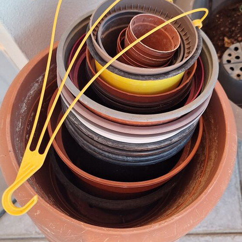 Plastic pots bundle 25-30 pieces, like new
