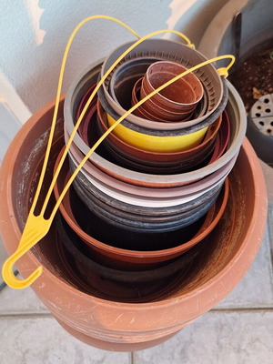 Plastic pots bundle 25-30 pieces, like new