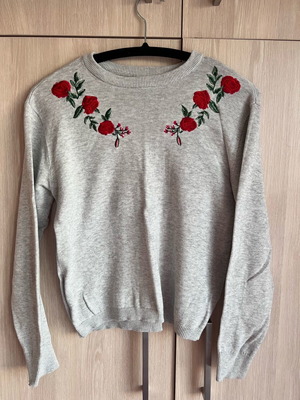 H&M knitted blouse embroidered with roses, size XS, like new