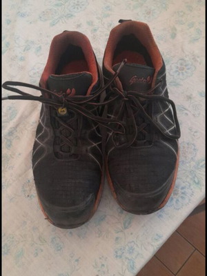 Black work shoes size 44 with steel toe, very sturdy