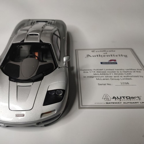 Autoart Signature 1:18 Maclaren F1 Road Car metal model new