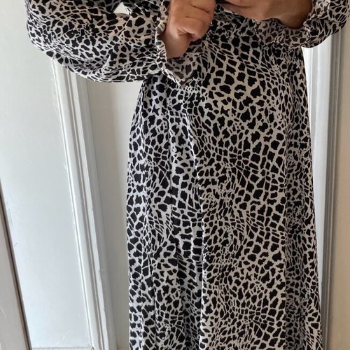 Black and white dress medium/large new, loose maxi snake print