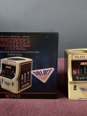 Κεραμική κούπα Stranger Things Palace Arcade Machine, 550 ml