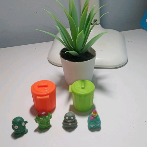 The Trash Pack figures used, pack of 5 with 3 bins