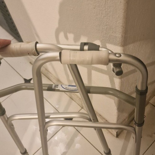 Mobiak Pi Aid and Crutches like new