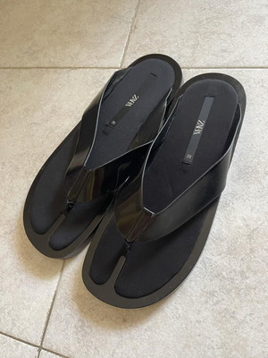 Zara flat sandals size 39 like new, black