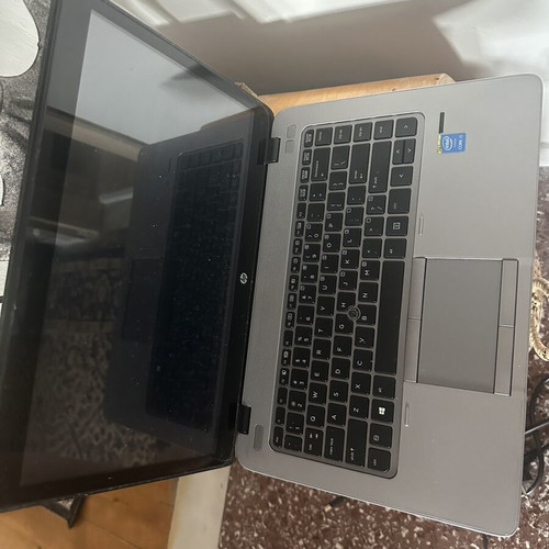 HP laptop like new, battery needs replacement, works with power cable