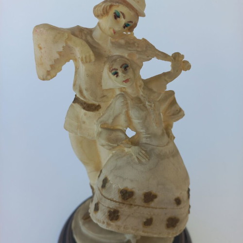 Vintage couple figurine like new resin with wooden base